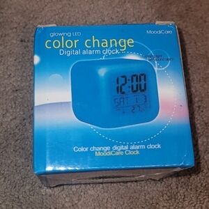 NWT Moodocare Glowing LED Color Change Digital Alarm Clock